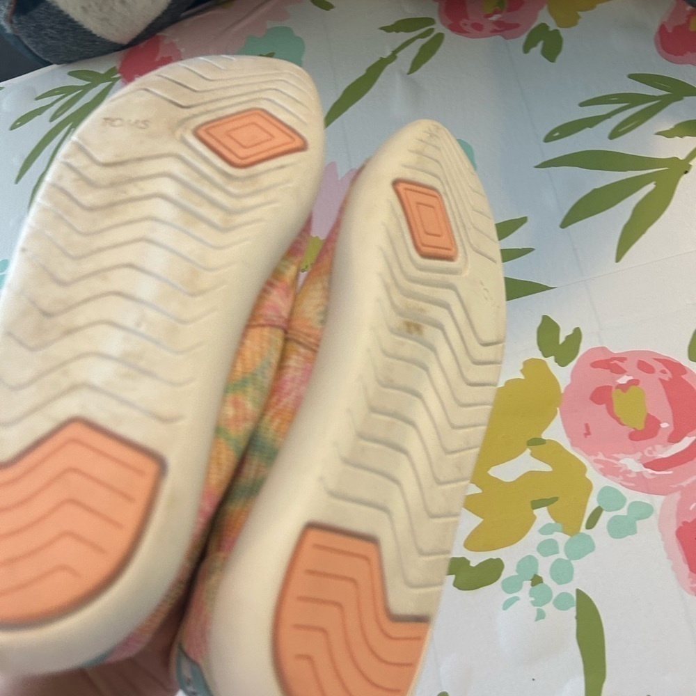Tom is 8.5 tie-dye slip on shoes. - Picture 7 of 8